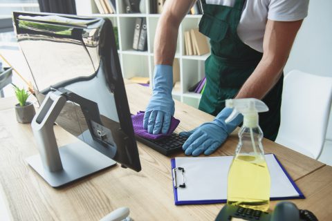 Jak znaleźć najlepszą firmę do sprzątania biura?