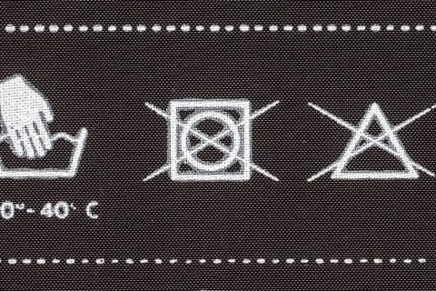 Oznaczenia na metkach ubrań – przewodnik po symbolach