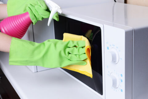 Jak skutecznie czyścić i utrzymać mikrofalówkę w czystości?
