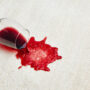 Jak usunąć plamy po czerwonym winie z różnych rodzajów tkanin?